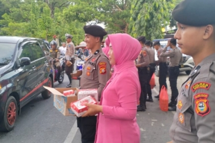 Polres Bantaeng Berbagi Takjil Kepada Warga yang Lewat di depan Pos Lalu Lintas Terpadu 99
