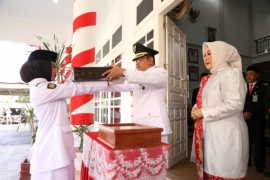 Pj. Bupati Bantaeng Bersama Unsur Forkopimda Serahkan Bendera Kepada Paskibraka