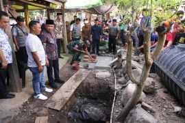 Kembali Letakkan Batu Pertama HALS, Bupati Harap Kebutuhan Dasar Masyarakat Dapat Terpenuhi